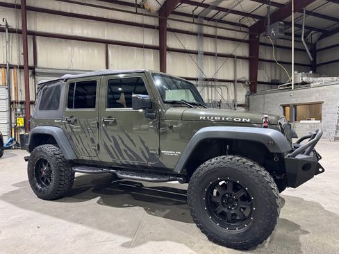 Used 2016 Jeep Wrangler Unlimited Rubicon image 3
