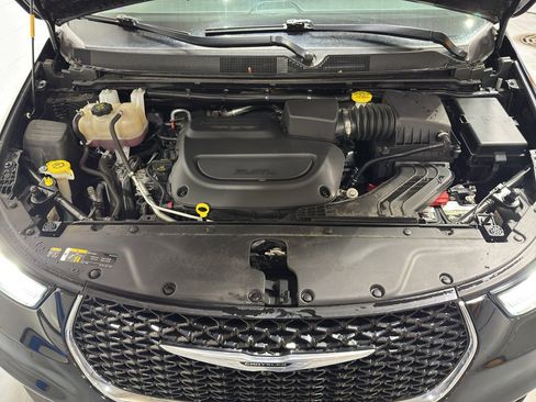 Used 2024 Chrysler Pacifica Touring-L image 37