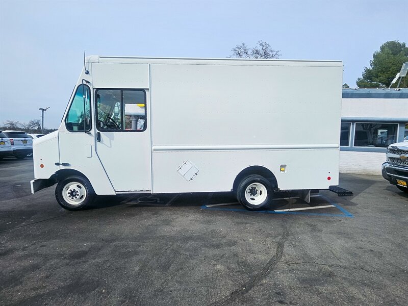 Used 2014 Ford E-350 and Econoline 350 Super Duty w/ A/C Prep Package RWD image 3