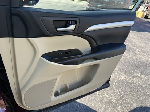 Used 2014 Toyota Highlander XLE AWD/4WD image 46