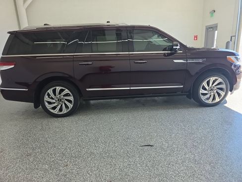 Used 2024 Lincoln Navigator L Reserve image 6