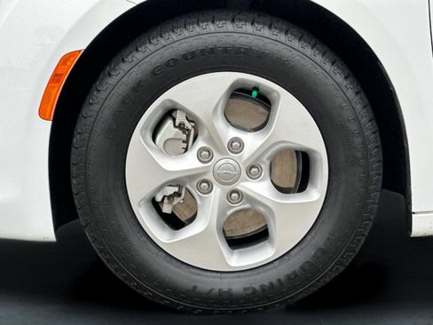 Used 2018 Chrysler Pacifica Touring-L image 26