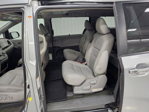 Used 2015 Toyota Sienna XLE Premium FWD image 12