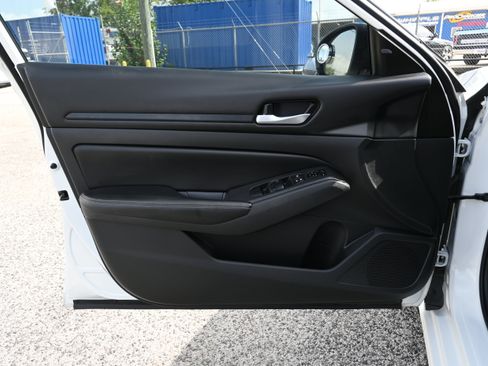 Used 2024 Nissan Altima 2.5 SV FWD image 11
