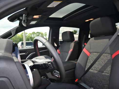 Used 2025 Chevrolet Colorado Z71 w/ Technology Package image 21