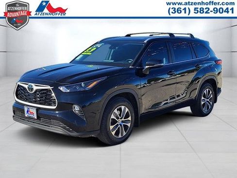 Used 2023 Toyota Highlander XLE image 3