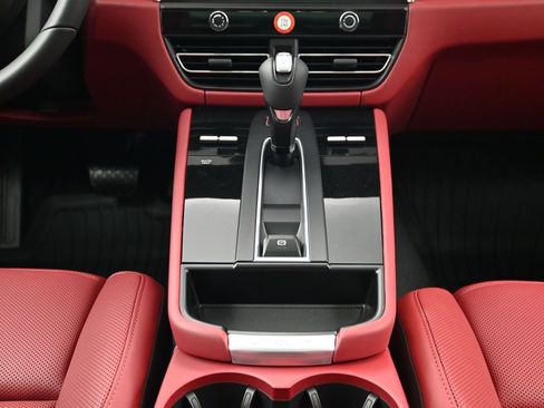 Used 2026 Porsche Macan AWD/4WD image 10