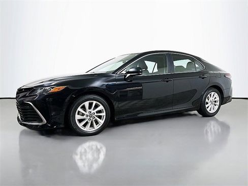 Used 2024 Toyota Camry LE image 3
