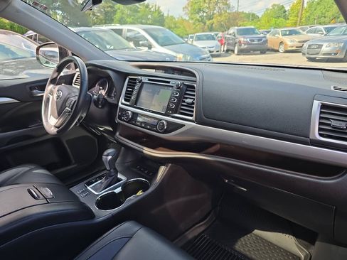 Used 2018 Toyota Highlander XLE AWD/4WD image 28