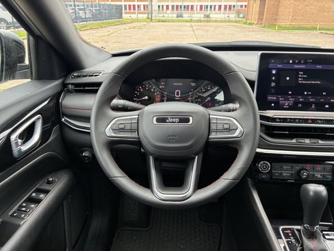 Used 2025 Jeep Compass Trailhawk AWD/4WD image 28