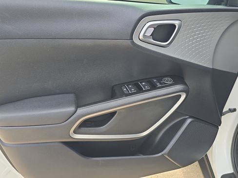 Used 2024 Kia Soul LX w/ Option Group 015 FWD image 17