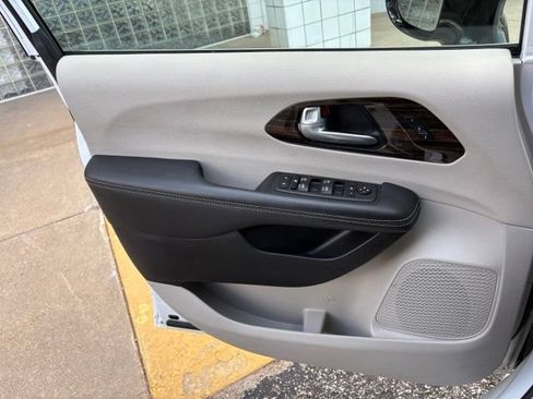 Used 2024 Chrysler Pacifica Limited FWD image 26