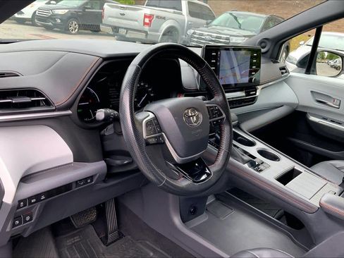 Used 2022 Toyota Sienna XSE w/ XSE Plus Package FWD image 18