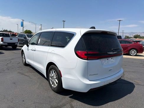 Used 2025 Chrysler Pacifica Select FWD image 10