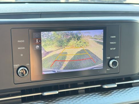 Used 2023 Kia Carnival LX FWD image 16