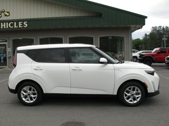 Used 2025 Kia Soul LX w/ LX Technology Package FWD image 3