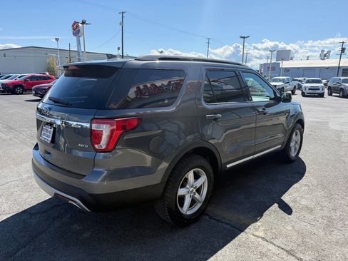 Used 2017 Ford Explorer XLT image 5