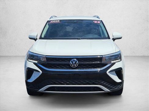Used 2022 Volkswagen Taos SE FWD image 2
