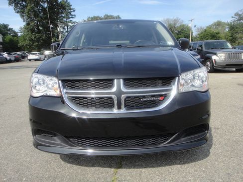 Used 2018 Dodge Grand Caravan SE w/ UConnect Hands-Free Group image 2