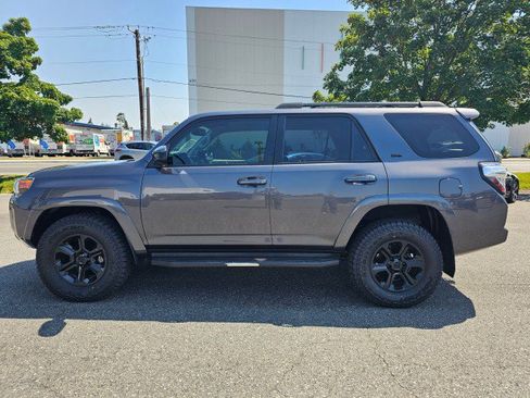Used 2016 Toyota 4Runner SR5 AWD/4WD image 6