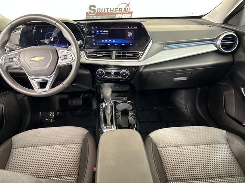 Used 2025 Chevrolet Trax LT w/ LT Convenience Package FWD image 18