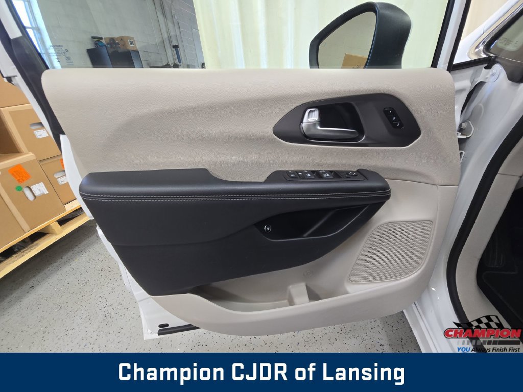 Used 2023 Chrysler Pacifica Touring-L FWD image 28