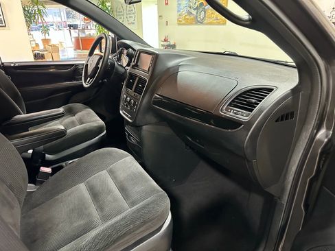 Used 2017 Dodge Grand Caravan SE image 29