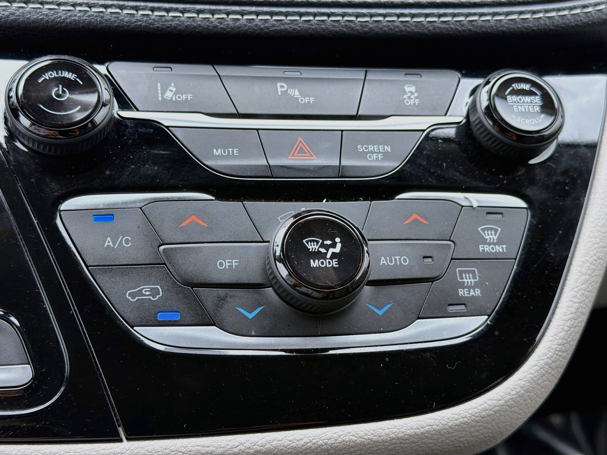 Used 2024 Chrysler Pacifica Limited FWD image 33