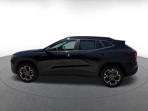 Used 2025 Chevrolet Trax LT FWD image 9