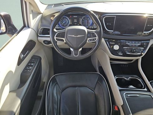 Used 2023 Chrysler Pacifica Limited AWD/4WD image 4