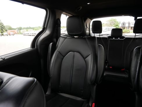 Used 2020 Chrysler Pacifica Touring-L w/ S Appearance Package FWD image 12