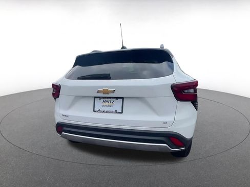 Used 2025 Chevrolet Trax LT FWD image 14