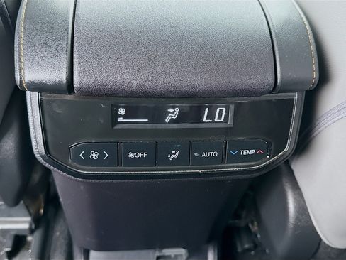 Used 2023 Toyota Highlander Bronze Edition FWD image 18