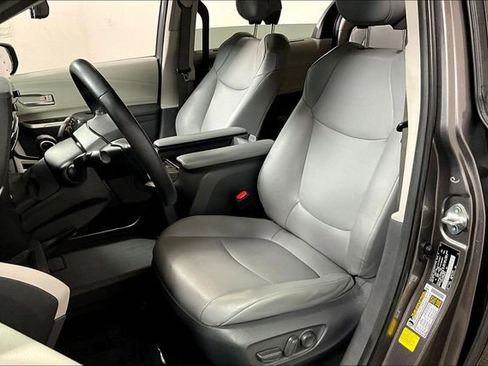 Used 2021 Toyota Sienna XLE image 25