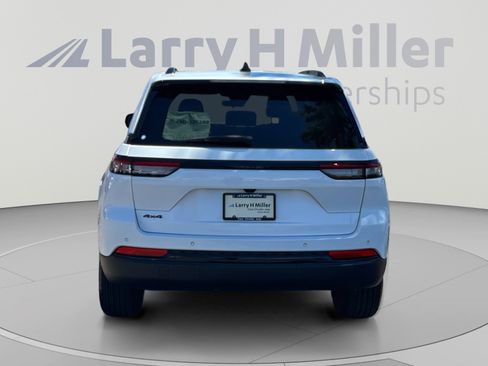 Used 2025 Jeep Grand Cherokee Altitude AWD/4WD image 4