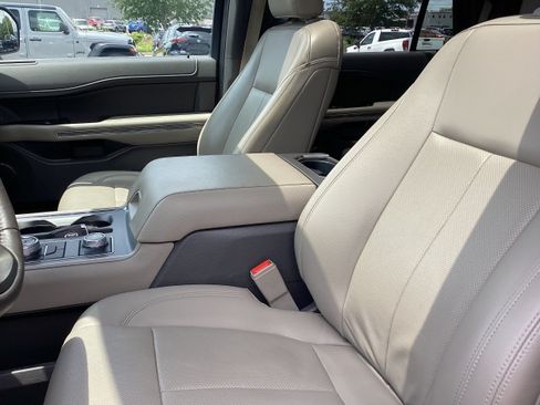 Used 2020 Ford Expedition XLT w/ Equipment Group 202A AWD/4WD image 12