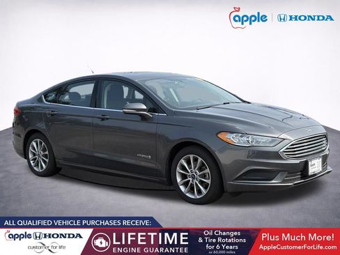 Used 2017 Ford Fusion SE FWD image 1