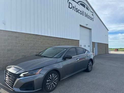 Used 2025 Nissan Altima 2.5 SV FWD image 2
