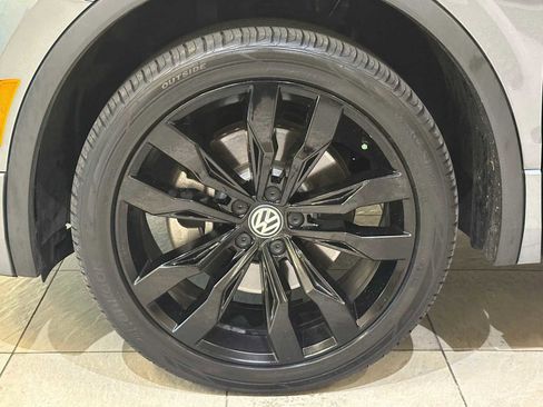 Used 2021 Volkswagen Tiguan SE R-Line image 8