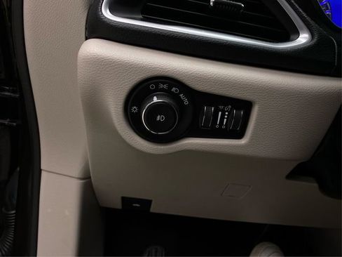 Used 2018 Chrysler Pacifica Limited FWD image 23