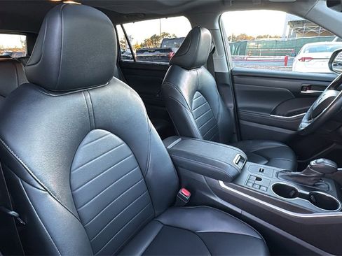 Used 2023 Toyota Highlander XLE image 50