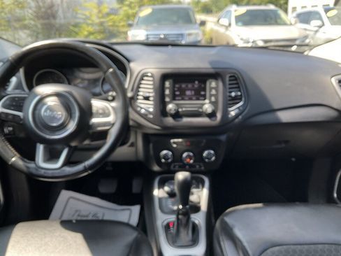 Used 2018 Jeep Compass Latitude w/ Cold Weather Group AWD/4WD image 13