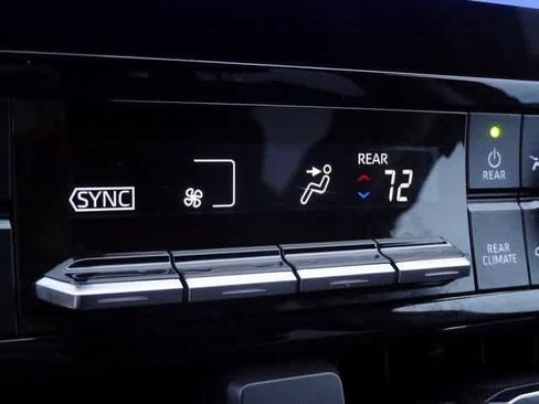 Used 2023 Toyota Highlander LE image 28