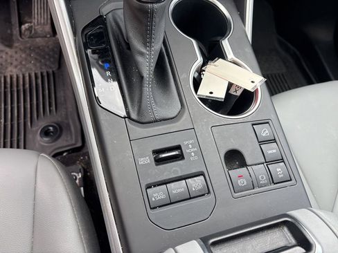 Used 2023 Toyota Highlander XLE image 18