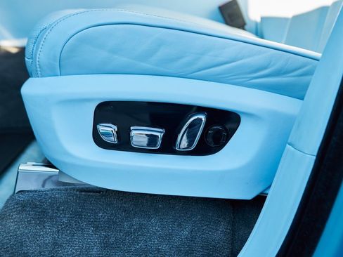 Used 2022 Rolls-Royce Cullinan Black Badge w/ Dark Exterior Package image 33