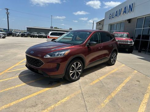 Used 2021 Ford Escape SE w/ SE Sport Appearance Package AWD/4WD image 3