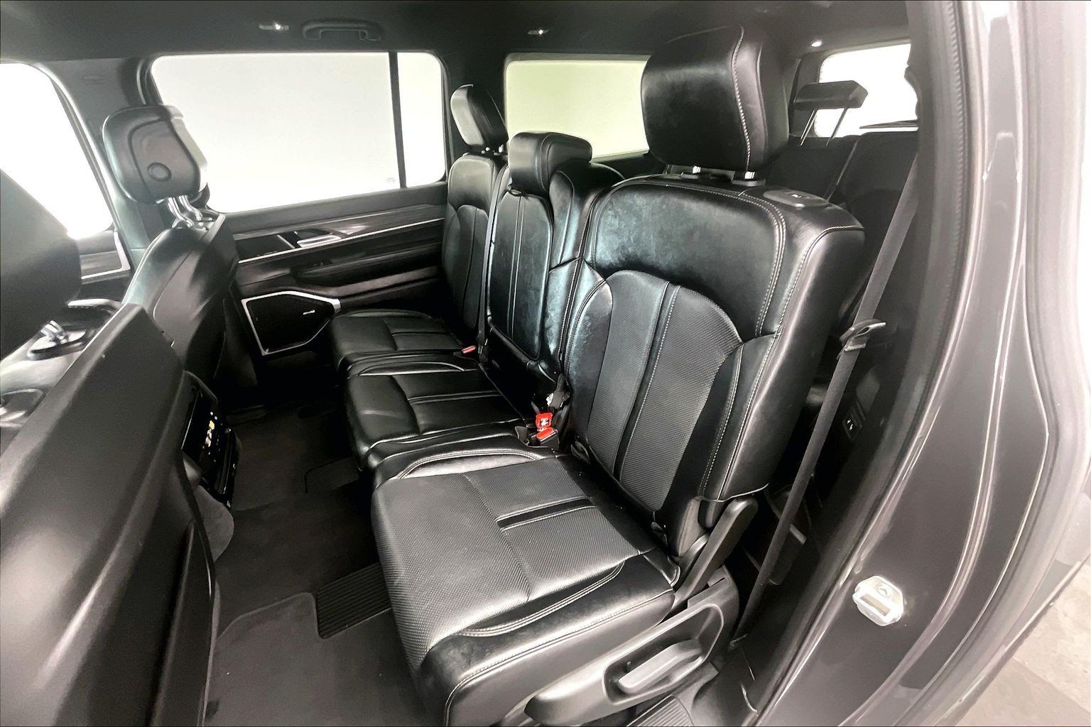 Used 2024 Jeep Wagoneer L Series III w/ Flexible Seating Group AWD/4WD image 19