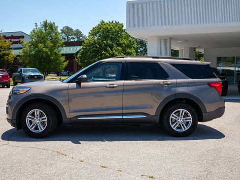 Used 2021 Ford Explorer XLT w/ Equipment Group 202A AWD/4WD image 4