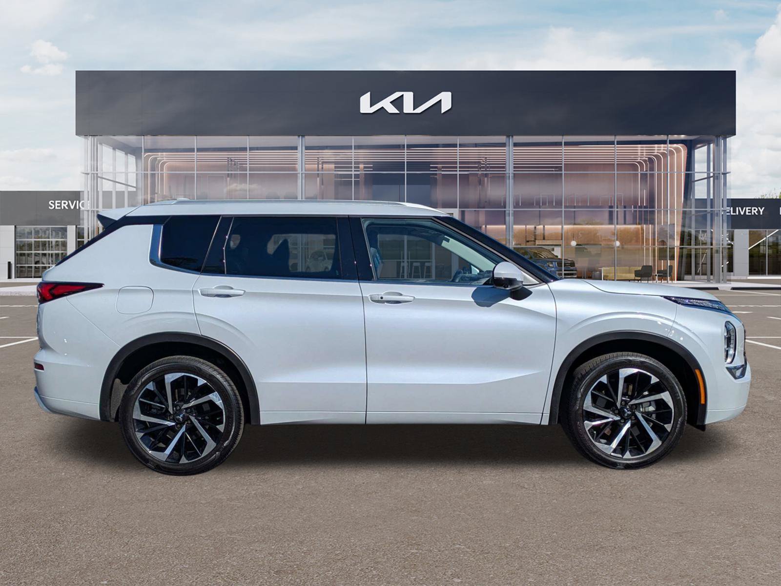 Used 2023 Mitsubishi Outlander SEL FWD image 3