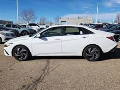 Used 2025 Hyundai Elantra Limited FWD image 3